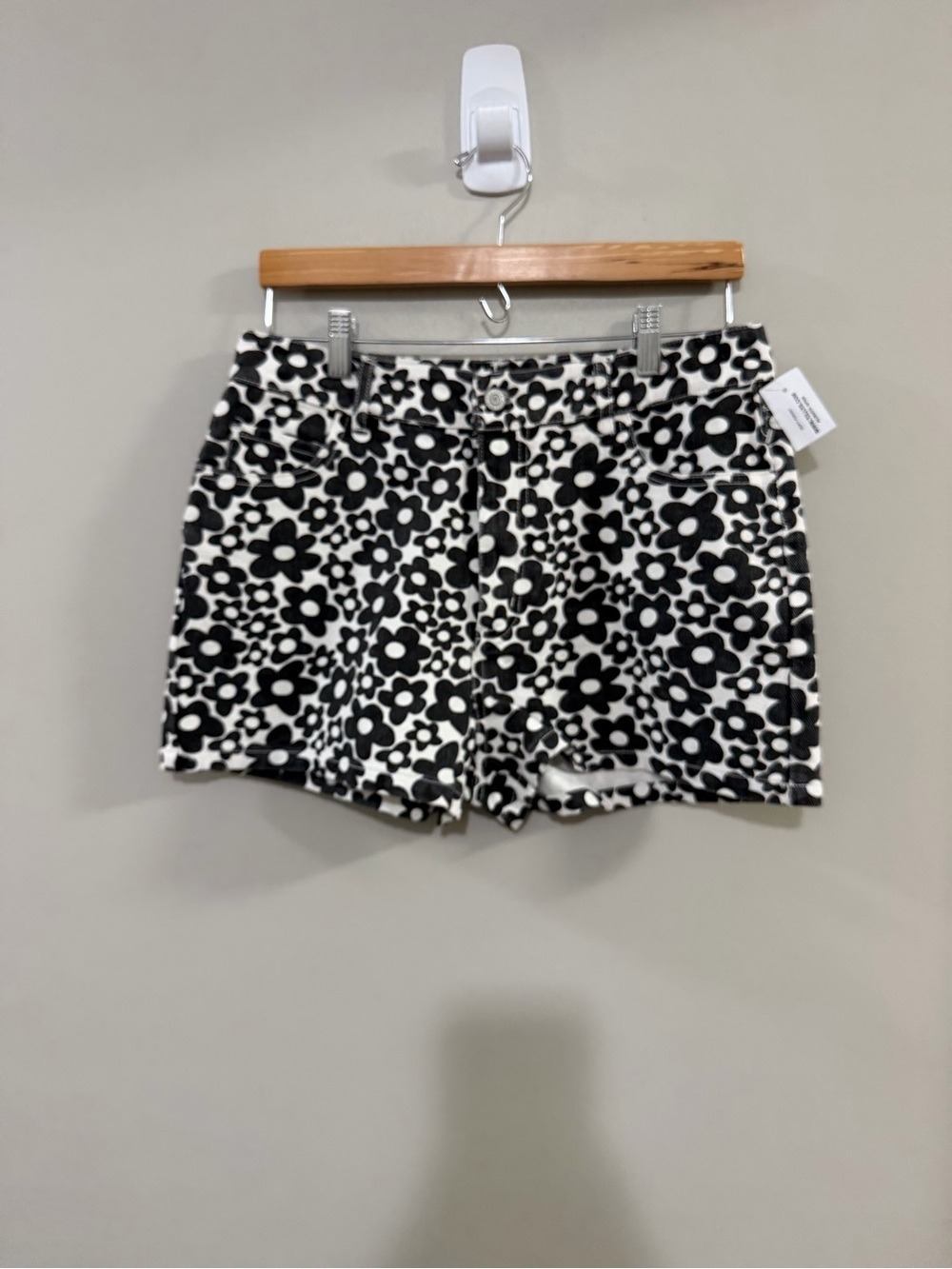 NWT Full Tilt Monochrome Floral Jean Shorts. Size 29
